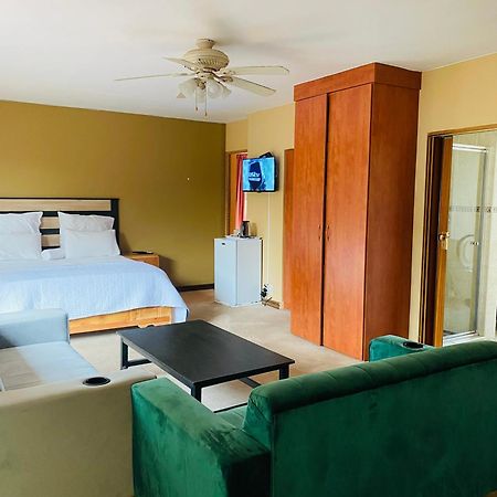 C And C Guest House/ Bed And Breakfast Pretoria-Noord Esterno foto