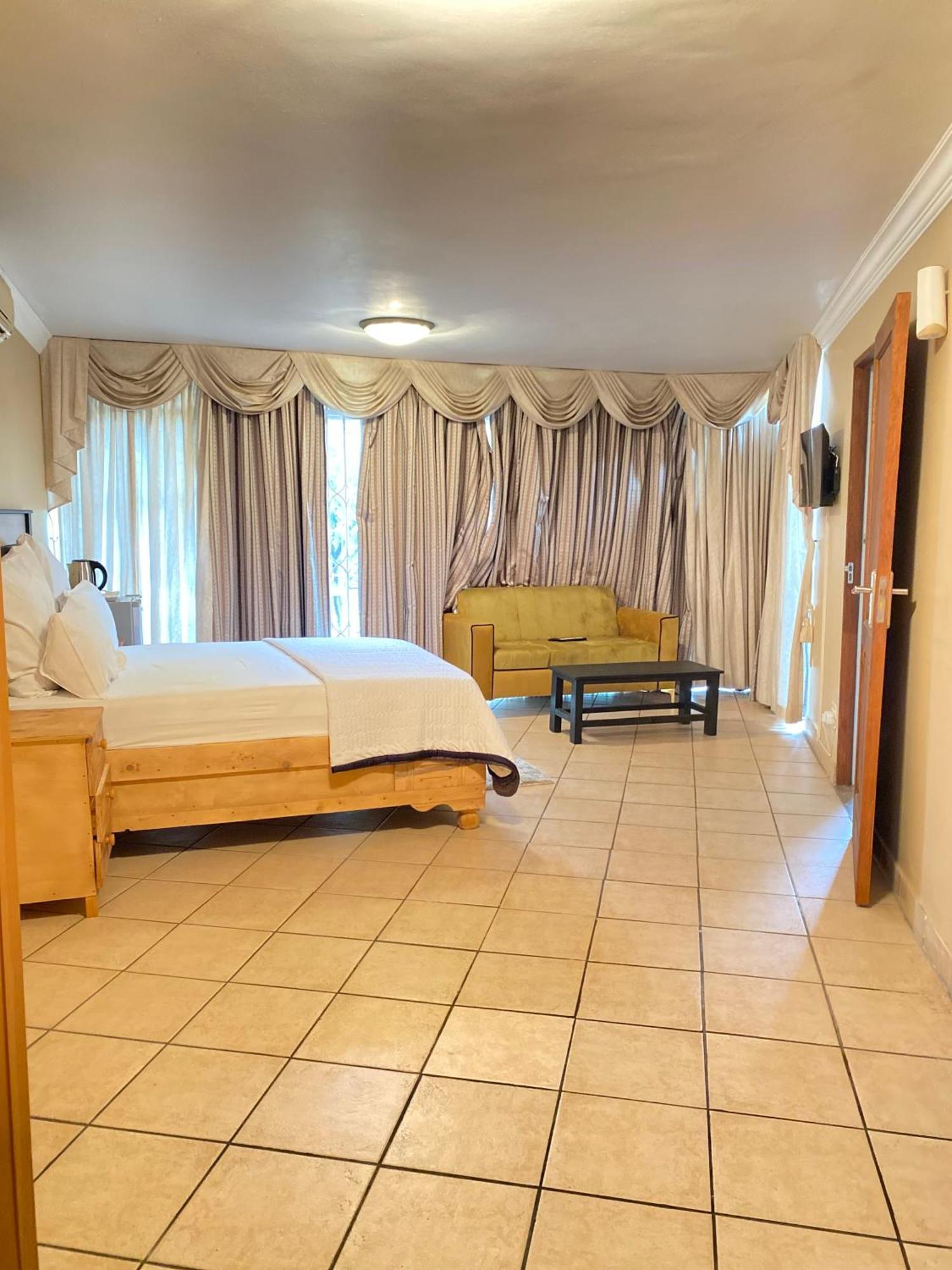 C And C Guest House/ Bed And Breakfast Pretoria-Noord Esterno foto